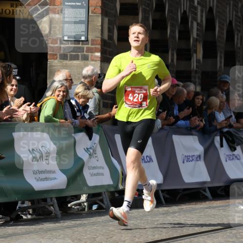 13.09.2026 - 21. swb-Marathon Bremen Strokosch-Dieckow http://msf.ph/oto/10299772 13.09.2026 12:47:53 Ziel 420, 1161, 1783, 358, 447 meine-sportfotos.de