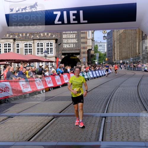 13.09.2026 - 21. swb-Marathon Bremen Tim E. http://msf.ph/oto/10299773 13.09.2026 10:39:37 Ziel 11227, 11454, 13556, 13641 meine-sportfotos.de