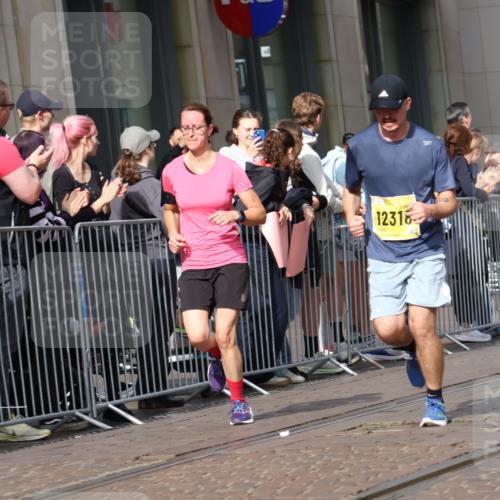 13.09.2026 - 21. swb-Marathon Bremen Strokosch-Dieckow http://msf.ph/oto/10299785 13.09.2026 10:47:27 Ziel 10172, 10210, 10223, 10393, 10592, 10594, 10860, 10873, 11018, 11130, 11360, 11634, 11646, 11809, 11894, 12077, 12278, 12318, 12547, 12558, 13521, 10189, 10270, 10310, 10319, 10744, 10807, 10898, 11187, 11269, 11462, 11469, 11646, 11650, 11651, 11814, 12048, 12195, 12296, 12298, 12415, 12470, 13521, 13528, 13545, 13589, 13613 meine-sportfotos.de