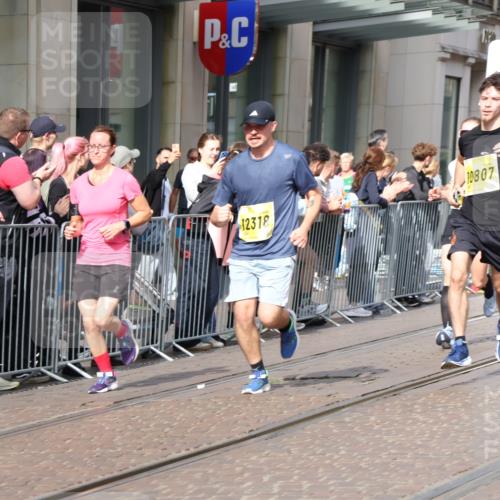 13.09.2026 - 21. swb-Marathon Bremen Strokosch-Dieckow http://msf.ph/oto/10299792 13.09.2026 10:47:27 Ziel 10172, 10210, 10223, 10393, 10592, 10594, 10860, 10873, 11018, 11130, 11360, 11634, 11646, 11809, 11894, 12077, 12278, 12318, 12547, 12558, 13521, 10189, 10270, 10310, 10319, 10744, 10807, 10898, 11187, 11269, 11462, 11469, 11646, 11650, 11651, 11814, 12048, 12195, 12296, 12298, 12415, 12470, 13521, 13528, 13545, 13589, 13613 meine-sportfotos.de