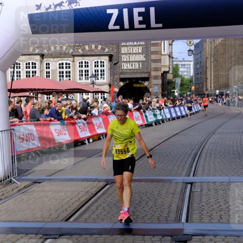 13.09.2026 - 21. swb-Marathon Bremen Tim E. http://msf.ph/oto/10299794 13.09.2026 10:39:38 Ziel 11227, 11454, 11713, 13556, 13641 meine-sportfotos.de