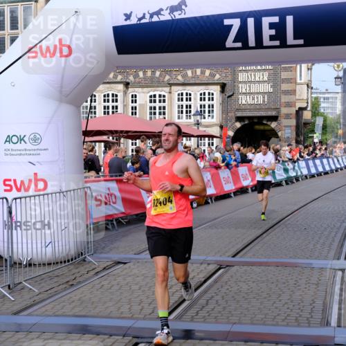 13.09.2026 - 21. swb-Marathon Bremen Tim E. http://msf.ph/oto/10299834 13.09.2026 10:39:49 Ziel 11713, 12404, 13513, 13556, 13642 meine-sportfotos.de