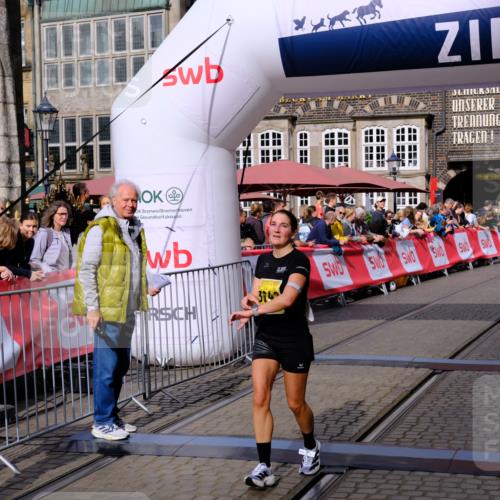 13.09.2026 - 21. swb-Marathon Bremen Tim E. http://msf.ph/oto/10299899 13.09.2026 10:39:58 Ziel 11713, 12339, 12404, 13513, 13642 meine-sportfotos.de