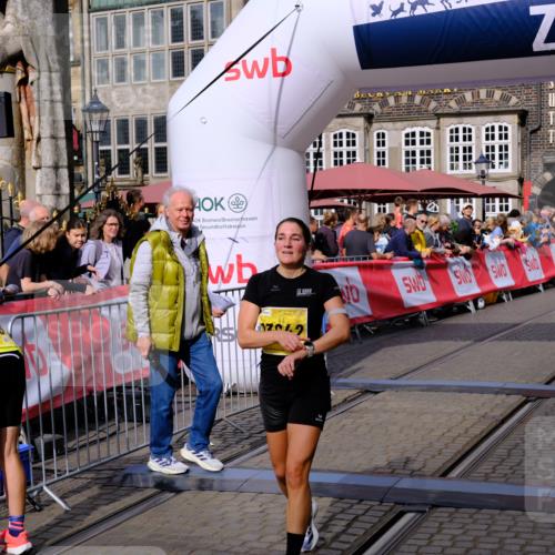 13.09.2026 - 21. swb-Marathon Bremen Tim E. http://msf.ph/oto/10299916 13.09.2026 10:39:58 Ziel 11713, 12339, 12404, 13513, 13642 meine-sportfotos.de