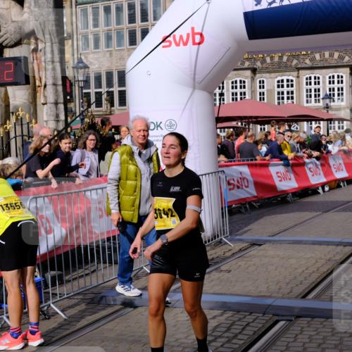 13.09.2026 - 21. swb-Marathon Bremen Tim E. http://msf.ph/oto/10299922 13.09.2026 10:39:59 Ziel 12339, 12404, 13513, 13642 meine-sportfotos.de