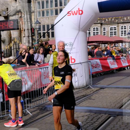 13.09.2026 - 21. swb-Marathon Bremen Tim E. http://msf.ph/oto/10299928 13.09.2026 10:39:59 Ziel 12339, 12404, 13513, 13642 meine-sportfotos.de