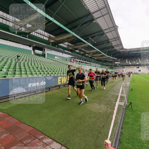 13.09.2026 - 21. swb-Marathon Bremen Michael Burmester http://msf.ph/oto/10299970 13.09.2026 10:38:19 Laufen im Stadion 10090, 10091, 10150, 10168, 10186, 10188, 10190, 10204, 10205, 10238, 10259, 10260, 10273, 10274, 10283, 10305, 10315, 10323, 10327, 10331, 10332, 10360, 10363, 10364, 10370, 10375, 10376, 10404, 10432, 10444, 10457, 10465, 10469, 10488, 10500, 10516, 10526, 10595, 10598, 10630, 10645, 10654, 10659, 10661, 10663, 10674, 10681, 10682, 10686, 10695, 10697, 10802, 10823 meine-sportfotos.de