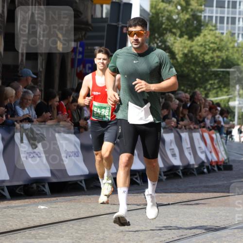 13.09.2026 - 21. swb-Marathon Bremen Strokosch-Dieckow http://msf.ph/oto/10300049 13.09.2026 12:48:24 Ziel 358, 447, 5428 meine-sportfotos.de