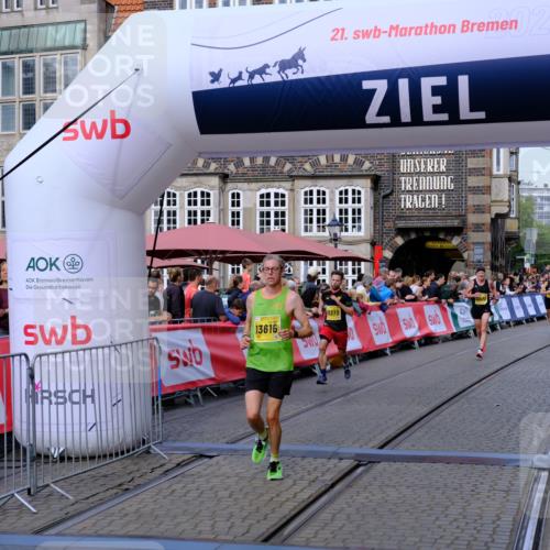 13.09.2026 - 21. swb-Marathon Bremen Tim E. http://msf.ph/oto/10300122 13.09.2026 10:40:43 Ziel 11373, 13563, 13566, 13616 meine-sportfotos.de