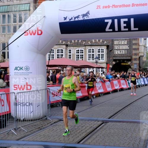 13.09.2026 - 21. swb-Marathon Bremen Tim E. http://msf.ph/oto/10300128 13.09.2026 10:40:43 Ziel 11373, 13563, 13566, 13616 meine-sportfotos.de