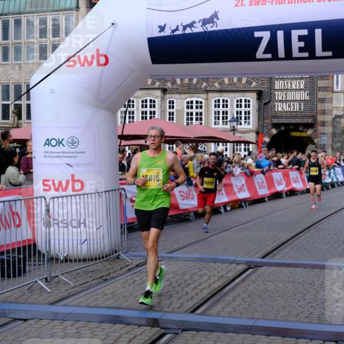 13.09.2026 - 21. swb-Marathon Bremen Tim E. http://msf.ph/oto/10300136 13.09.2026 10:40:44 Ziel 11373, 13563, 13566, 13616 meine-sportfotos.de