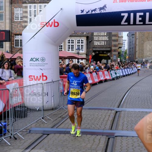13.09.2026 - 21. swb-Marathon Bremen Tim E. http://msf.ph/oto/10300167 13.09.2026 10:40:53 Ziel 10520, 11373, 13563, 13566, 13616 meine-sportfotos.de