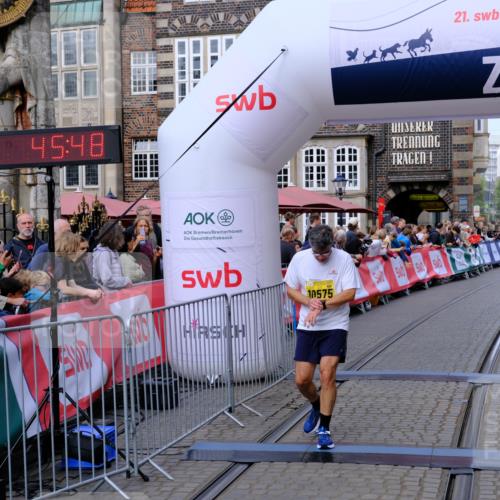 13.09.2026 - 21. swb-Marathon Bremen Tim E. http://msf.ph/oto/10300231 13.09.2026 10:41:05 Ziel 10520, 10575, 11903, 12477 meine-sportfotos.de