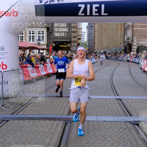 13.09.2026 - 21. swb-Marathon Bremen Tim E. http://msf.ph/oto/10300290 13.09.2026 10:41:09 Ziel 10575, 11903, 12477 meine-sportfotos.de