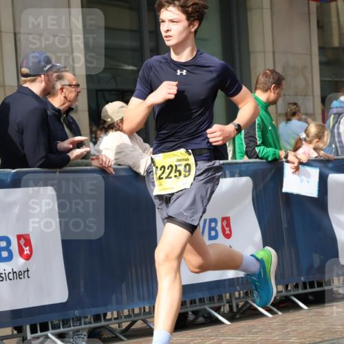 13.09.2026 - 21. swb-Marathon Bremen Strokosch-Dieckow http://msf.ph/oto/10300296 13.09.2026 10:48:20 Ziel 10231, 10269, 10426, 10489, 10538, 10770, 10814, 10815, 10917, 10993, 11196, 11372, 11582, 11611, 11837, 11885, 13512, 13570, 10142, 10316, 10329, 10421, 10638, 11058, 11135, 11193, 11241, 11683, 11781, 11815, 12259, 12354, 12487, 13620 meine-sportfotos.de