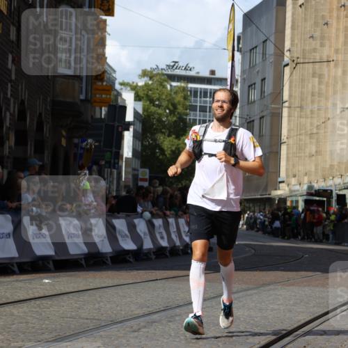 13.09.2026 - 21. swb-Marathon Bremen Strokosch-Dieckow http://msf.ph/oto/10300305 13.09.2026 12:49:23 Ziel 934, 1428, 968, 1483 meine-sportfotos.de