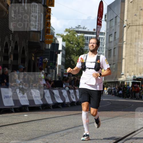 13.09.2026 - 21. swb-Marathon Bremen Strokosch-Dieckow http://msf.ph/oto/10300323 13.09.2026 12:49:23 Ziel 934, 1428, 968, 1483 meine-sportfotos.de