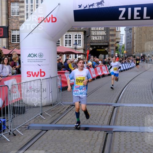 13.09.2026 - 21. swb-Marathon Bremen Tim E. http://msf.ph/oto/10300324 13.09.2026 10:41:19 Ziel 11201, 11903, 12209, 12477 meine-sportfotos.de
