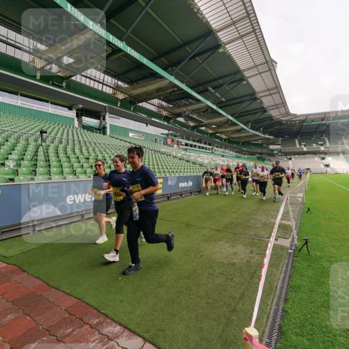 13.09.2026 - 21. swb-Marathon Bremen Michael Burmester http://msf.ph/oto/10300325 13.09.2026 10:39:40 Laufen im Stadion 10135, 10138, 10139, 10156, 10168, 10169, 10188, 10204, 10213, 10217, 10229, 10234, 10238, 10259, 10260, 10279, 10280, 10299, 10314, 10321, 10360, 10363, 10364, 10378, 10386, 10404, 10406, 10417, 10435, 10457, 10469, 10484, 10493, 10501, 10505, 10510, 10511, 10526, 10556, 10570, 10576, 10580, 10595, 10599, 10609, 10616, 10619, 10630, 10645, 10653, 10660, 10661, 10662, 10664, 10681, 10682, 10686, 10695, 10696, 10697, 10712, 10737, 10743, 10751, 10802 meine-sportfotos.de