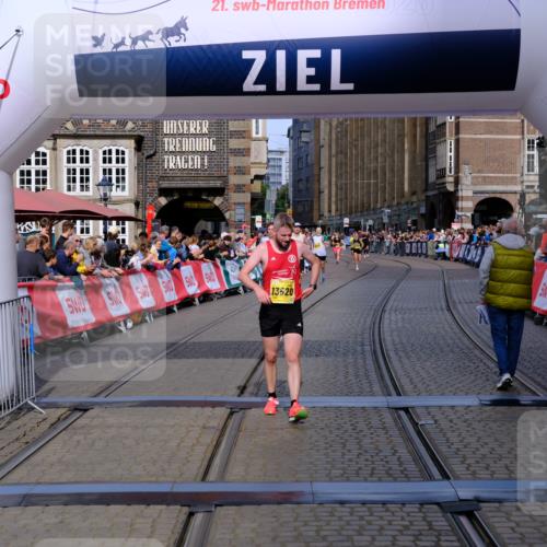 13.09.2026 - 21. swb-Marathon Bremen Tim E. http://msf.ph/oto/10300412 13.09.2026 10:41:42 Ziel 11628, 11944, 12442, 13520, 13600 meine-sportfotos.de