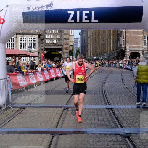 13.09.2026 - 21. swb-Marathon Bremen Tim E. http://msf.ph/oto/10300425 13.09.2026 10:41:43 Ziel 11628, 11944, 12442, 13520, 13600 meine-sportfotos.de