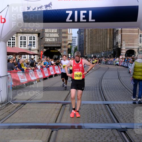 13.09.2026 - 21. swb-Marathon Bremen Tim E. http://msf.ph/oto/10300432 13.09.2026 10:41:43 Ziel 11628, 11944, 12442, 13520, 13600 meine-sportfotos.de