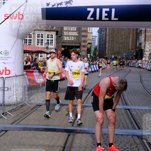 13.09.2026 - 21. swb-Marathon Bremen Tim E. http://msf.ph/oto/10300460 13.09.2026 10:41:47 Ziel 11628, 11944, 12442, 12455, 13520, 13600 meine-sportfotos.de