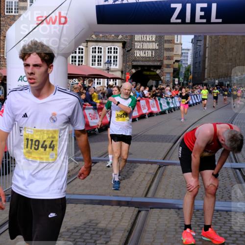 13.09.2026 - 21. swb-Marathon Bremen Tim E. http://msf.ph/oto/10300514 13.09.2026 10:41:50 Ziel 11426, 11628, 11944, 12246, 12442, 12455, 13520, 13586, 13600 meine-sportfotos.de