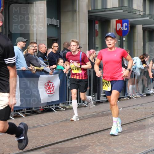 13.09.2026 - 21. swb-Marathon Bremen Strokosch-Dieckow http://msf.ph/oto/10300561 13.09.2026 10:48:30 Ziel 10253, 10293, 10538, 10815, 10917, 11196, 11372, 11611, 11885, 12027, 12204, 13512, 13555, 10231, 10269, 10316, 10421, 10426, 10489, 10538, 10638, 10770, 10814, 10993, 11135, 11196, 11241, 11582, 11683, 11781, 11815, 11837, 12259, 13570 meine-sportfotos.de