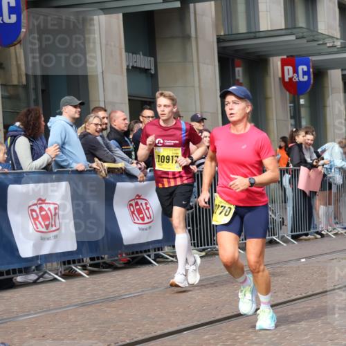 13.09.2026 - 21. swb-Marathon Bremen Strokosch-Dieckow http://msf.ph/oto/10300569 13.09.2026 10:48:30 Ziel 10253, 10293, 10538, 10815, 10917, 11196, 11372, 11611, 11885, 12027, 12204, 13512, 13555, 10231, 10269, 10316, 10421, 10426, 10489, 10538, 10638, 10770, 10814, 10993, 11135, 11196, 11241, 11582, 11683, 11781, 11815, 11837, 12259, 13570 meine-sportfotos.de