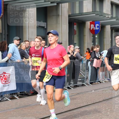 13.09.2026 - 21. swb-Marathon Bremen Strokosch-Dieckow http://msf.ph/oto/10300581 13.09.2026 10:48:30 Ziel 10253, 10293, 10538, 10815, 10917, 11196, 11372, 11611, 11885, 12027, 12204, 13512, 13555, 10231, 10269, 10316, 10421, 10426, 10489, 10538, 10638, 10770, 10814, 10993, 11135, 11196, 11241, 11582, 11683, 11781, 11815, 11837, 12259, 13570 meine-sportfotos.de