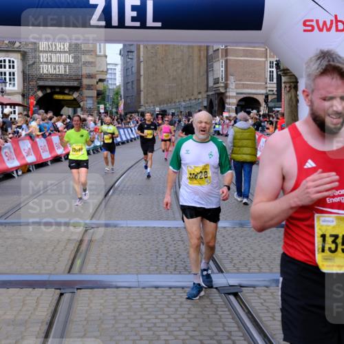 13.09.2026 - 21. swb-Marathon Bremen Tim E. http://msf.ph/oto/10300587 13.09.2026 10:41:56 Ziel 10341, 10972, 11426, 11527, 11628, 11944, 12246, 12442, 12455, 13586, 13600 meine-sportfotos.de