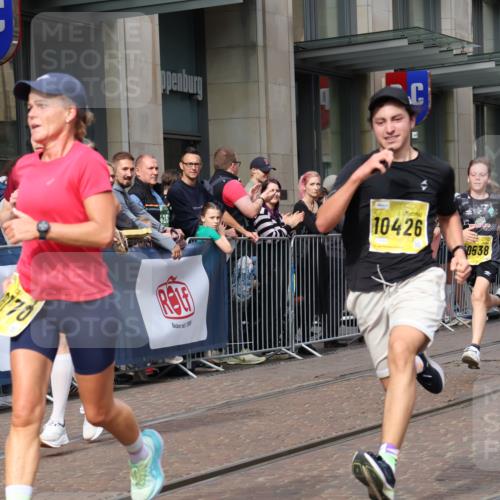 13.09.2026 - 21. swb-Marathon Bremen Strokosch-Dieckow http://msf.ph/oto/10300591 13.09.2026 10:48:31 Ziel 10253, 10293, 10815, 10917, 11372, 11611, 11885, 12027, 12204, 12350, 13512, 13555, 10231, 10269, 10316, 10421, 10426, 10489, 10538, 10638, 10770, 10814, 10993, 11135, 11196, 11241, 11582, 11611, 11683, 11781, 11815, 11837, 12259, 13570 meine-sportfotos.de