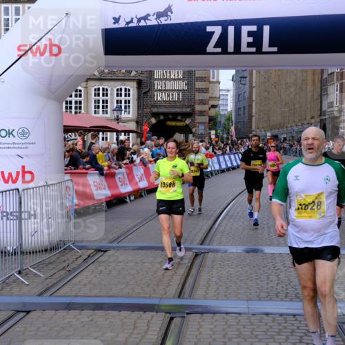 13.09.2026 - 21. swb-Marathon Bremen Tim E. http://msf.ph/oto/10300599 13.09.2026 10:41:57 Ziel 10341, 10972, 11426, 11527, 11628, 11944, 12246, 12442, 12455, 13586, 13600 meine-sportfotos.de