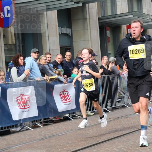 13.09.2026 - 21. swb-Marathon Bremen Strokosch-Dieckow http://msf.ph/oto/10300611 13.09.2026 10:48:32 Ziel 10253, 10293, 10566, 10815, 10917, 11372, 11885, 12027, 12204, 12350, 13512, 13555, 10231, 10269, 10316, 10421, 10426, 10489, 10538, 10638, 10770, 10814, 10993, 11135, 11196, 11241, 11582, 11611, 11683, 11781, 11815, 11837, 12259, 13570 meine-sportfotos.de