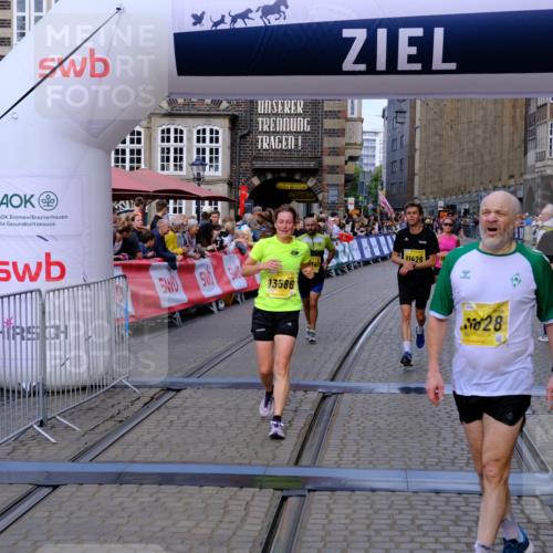 13.09.2026 - 21. swb-Marathon Bremen Tim E. http://msf.ph/oto/10300614 13.09.2026 10:41:58 Ziel 10341, 10972, 11426, 11527, 11628, 12246, 12442, 12455, 13586, 13600 meine-sportfotos.de
