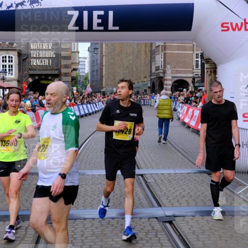 13.09.2026 - 21. swb-Marathon Bremen Tim E. http://msf.ph/oto/10300626 13.09.2026 10:42:00 Ziel 10341, 10972, 11426, 11527, 11628, 12246, 12455, 13586, 13600 meine-sportfotos.de