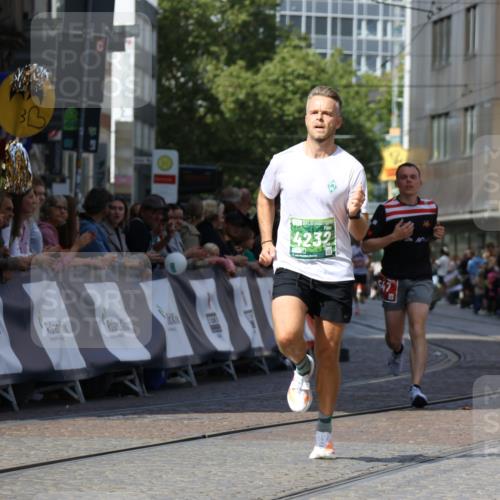 13.09.2026 - 21. swb-Marathon Bremen Strokosch-Dieckow http://msf.ph/oto/10300639 13.09.2026 12:50:21 Ziel 547, 520, 4232, 8075 meine-sportfotos.de