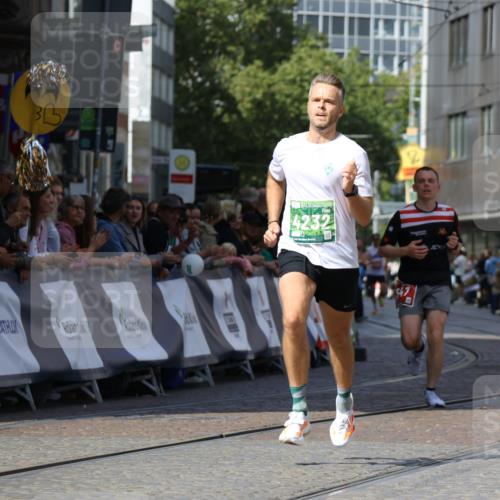 13.09.2026 - 21. swb-Marathon Bremen Strokosch-Dieckow http://msf.ph/oto/10300648 13.09.2026 12:50:21 Ziel 547, 520, 4232, 8075 meine-sportfotos.de