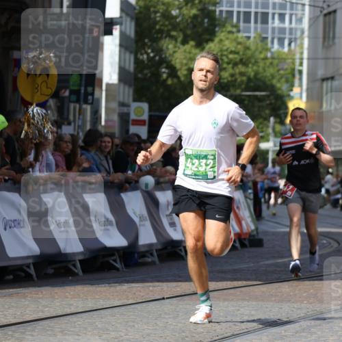 13.09.2026 - 21. swb-Marathon Bremen Strokosch-Dieckow http://msf.ph/oto/10300679 13.09.2026 12:50:21 Ziel 547, 520, 4232, 8075 meine-sportfotos.de