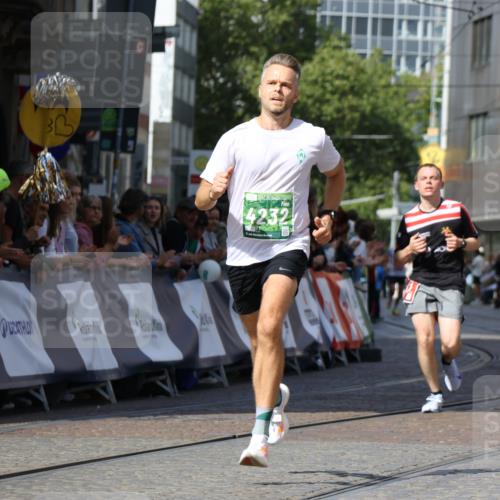 13.09.2026 - 21. swb-Marathon Bremen Strokosch-Dieckow http://msf.ph/oto/10300696 13.09.2026 12:50:22 Ziel 547, 4232, 8075 meine-sportfotos.de