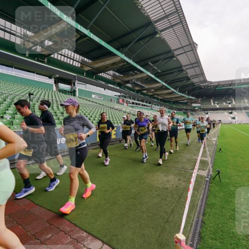 13.09.2026 - 21. swb-Marathon Bremen Michael Burmester http://msf.ph/oto/10300737 13.09.2026 10:41:33 Laufen im Stadion 10148, 10155, 10163, 10169, 10213, 10247, 10299, 10313, 10321, 10354, 10395, 10396, 10399, 10406, 10414, 10417, 10419, 10422, 10424, 10435, 10455, 10461, 10462, 10483, 10490, 10519, 10527, 10545, 10546, 10547, 10570, 10582, 10586, 10611, 10644, 10694, 10705, 10706, 10719, 10722, 10766, 10768, 10776, 10804, 10859, 10889, 10909, 10963, 10977, 11043, 11048, 11084, 11085, 11090, 11097, 11098, 11239 meine-sportfotos.de