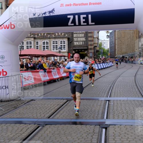 13.09.2026 - 21. swb-Marathon Bremen Tim E. http://msf.ph/oto/10300745 13.09.2026 10:42:23 Ziel 12426, 12468, 13585, 13621 meine-sportfotos.de