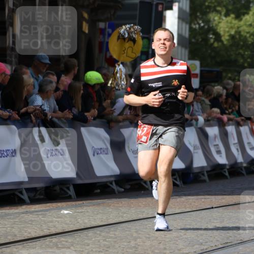 13.09.2026 - 21. swb-Marathon Bremen Strokosch-Dieckow http://msf.ph/oto/10300751 13.09.2026 12:50:24 Ziel 547, 7692, 8075 meine-sportfotos.de