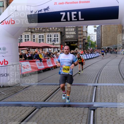 13.09.2026 - 21. swb-Marathon Bremen Tim E. http://msf.ph/oto/10300752 13.09.2026 10:42:23 Ziel 12426, 12468, 13585, 13621 meine-sportfotos.de