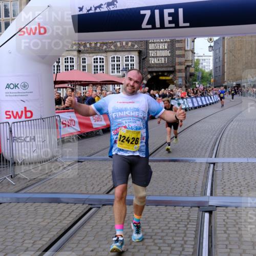 13.09.2026 - 21. swb-Marathon Bremen Tim E. http://msf.ph/oto/10300768 13.09.2026 10:42:24 Ziel 11895, 12426, 12468, 13585, 13621 meine-sportfotos.de