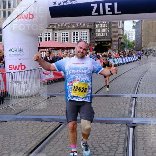 13.09.2026 - 21. swb-Marathon Bremen Tim E. http://msf.ph/oto/10300774 13.09.2026 10:42:24 Ziel 11895, 12426, 12468, 13585, 13621 meine-sportfotos.de