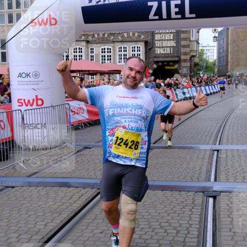 13.09.2026 - 21. swb-Marathon Bremen Tim E. http://msf.ph/oto/10300782 13.09.2026 10:42:24 Ziel 11895, 12426, 12468, 13585, 13621 meine-sportfotos.de