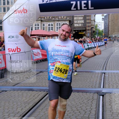 13.09.2026 - 21. swb-Marathon Bremen Tim E. http://msf.ph/oto/10300788 13.09.2026 10:42:25 Ziel 11895, 12426, 13585, 13621 meine-sportfotos.de