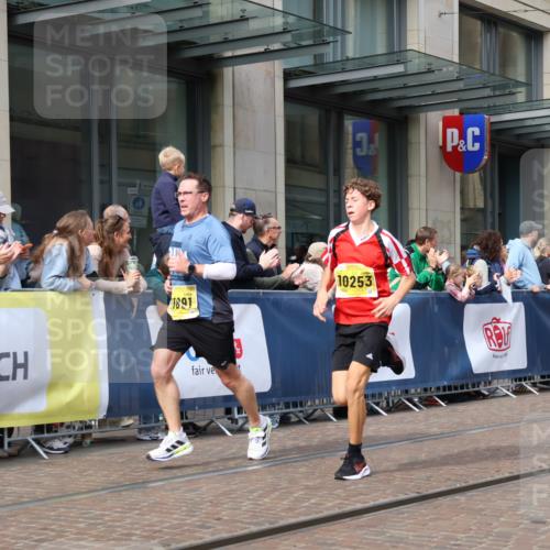 13.09.2026 - 21. swb-Marathon Bremen Strokosch-Dieckow http://msf.ph/oto/10300798 13.09.2026 10:49:02 Ziel 10294, 10392, 10514, 10655, 10739, 10835, 10846, 10910, 11092, 11191, 11316, 11567, 11621, 11635, 11896, 11984, 12132, 12149, 12376, 12450, 12529, 13577, 10253, 10293, 10392, 10566, 10815, 11885, 11891, 12027, 12204, 12350, 13512, 13555 meine-sportfotos.de